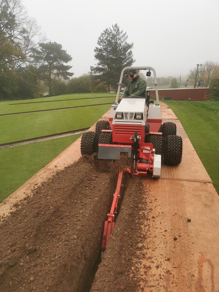 The team have installed the primary drainage into the 17th green this week and today we're making a start on 16. Holes been changed this morning and leaf clearing as they go 🍂🍂🍃