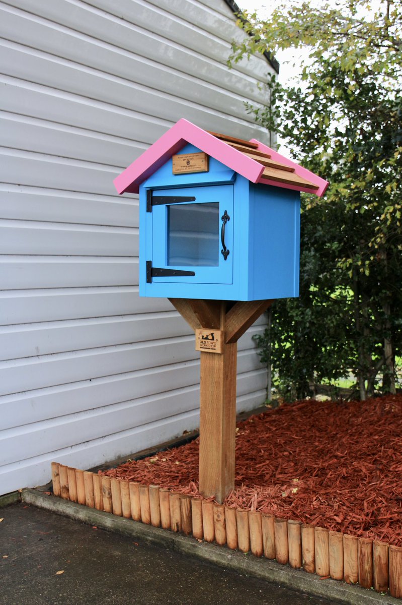 rfGirlguiding's tweet photo. “A book is a gift you can open again and again” We love our new #freelittlelibrary outside our hut📚 Our Brownies decided it was the perfect way to remember their leader Lesley, who always gave a gift of a book at Christmas🎁 A big thank you to @oldtomsworkshop #books https://t.co/hChpXy93nF