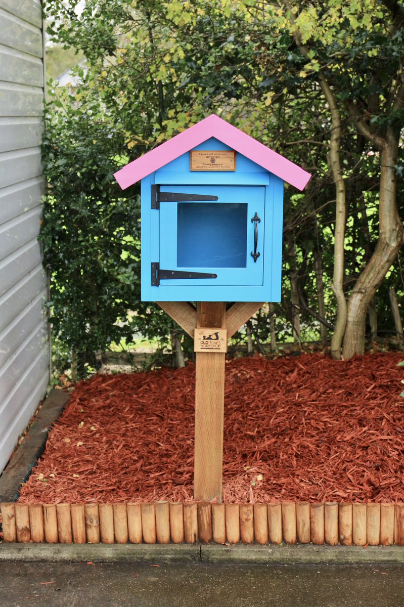 rfGirlguiding's tweet photo. “A book is a gift you can open again and again” We love our new #freelittlelibrary outside our hut📚 Our Brownies decided it was the perfect way to remember their leader Lesley, who always gave a gift of a book at Christmas🎁 A big thank you to @oldtomsworkshop #books https://t.co/hChpXy93nF