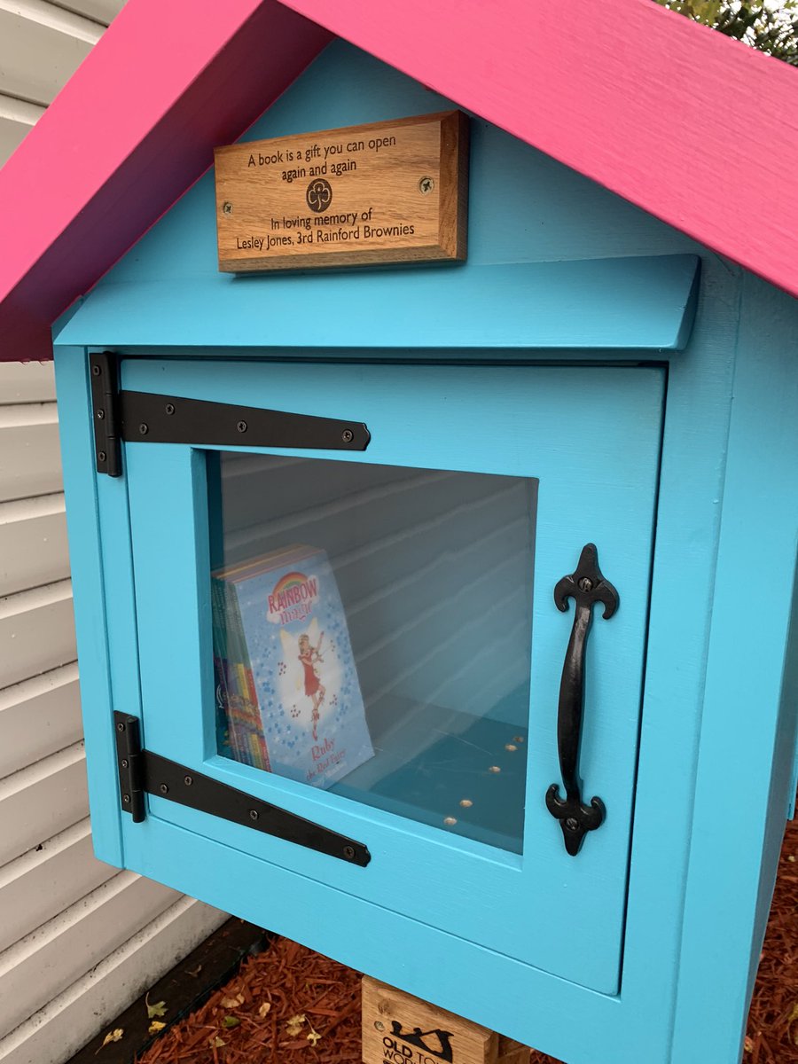 rfGirlguiding's tweet photo. “A book is a gift you can open again and again” We love our new #freelittlelibrary outside our hut📚 Our Brownies decided it was the perfect way to remember their leader Lesley, who always gave a gift of a book at Christmas🎁 A big thank you to @oldtomsworkshop #books https://t.co/hChpXy93nF