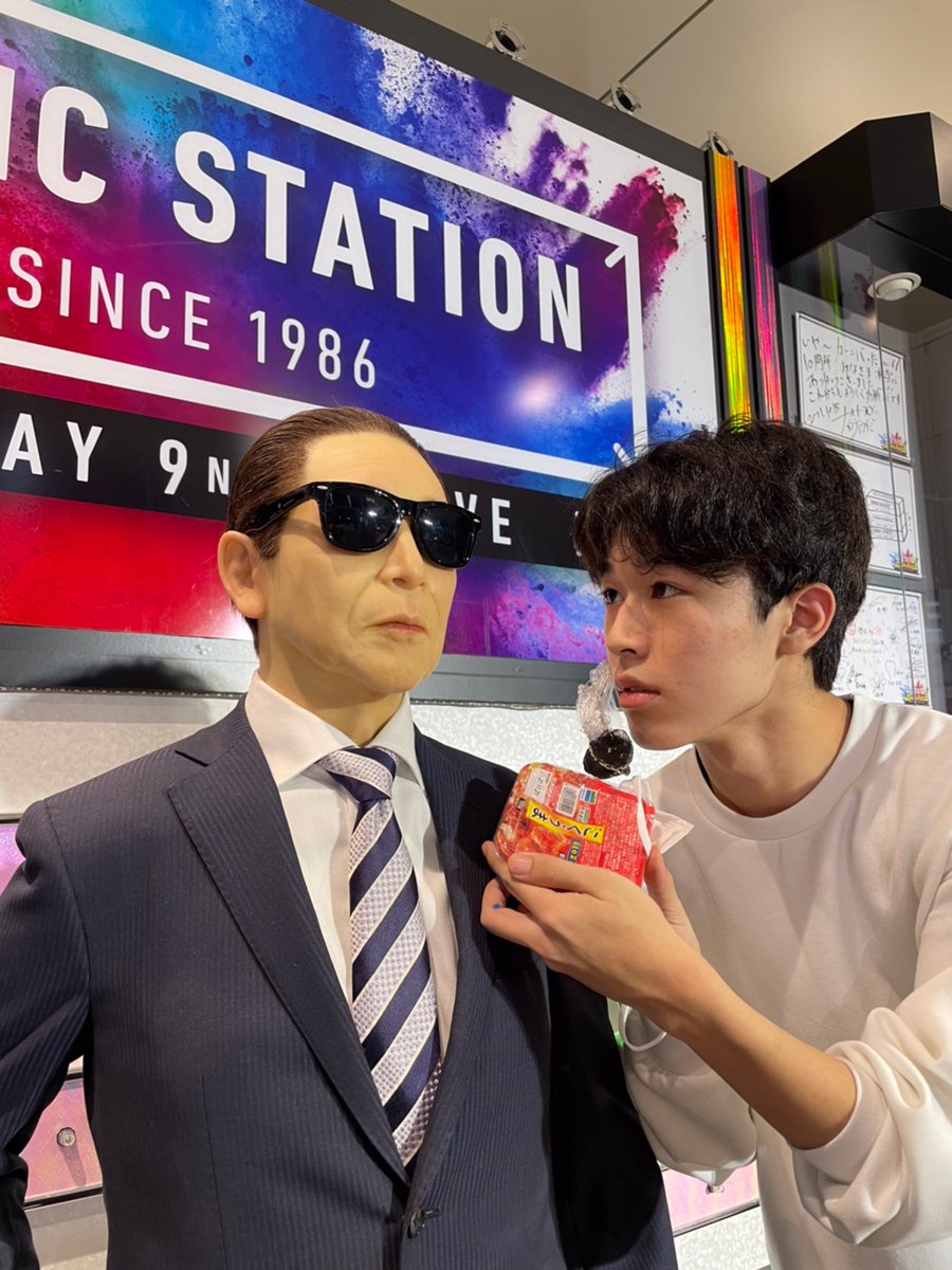 74afes_MsMr's tweet photo. Mr.麻布
エントリーNo.1 パク・パク
タコゲーム主演俳優。アイドルグループに所属し、歌のうまさも麻布一。金は有り余ってるが麻布生を落とし金を吸いとっている。キスシーン前にキムチを食べるのが定番。 https://t.co/BYyF6mDKVG