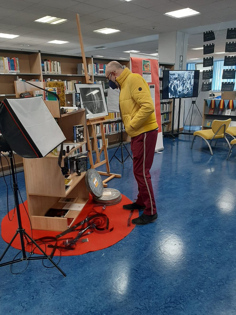LolaRBrito's tweet photo. Profesores de la @Gabifcom de la @unisevilla visitando la Exposición Berlanguiana en la #BUSComunicacion de @Biblioteca_US Visítala también en https://t.co/cXf0mfSvSA https://t.co/uTFi0Ll8iv