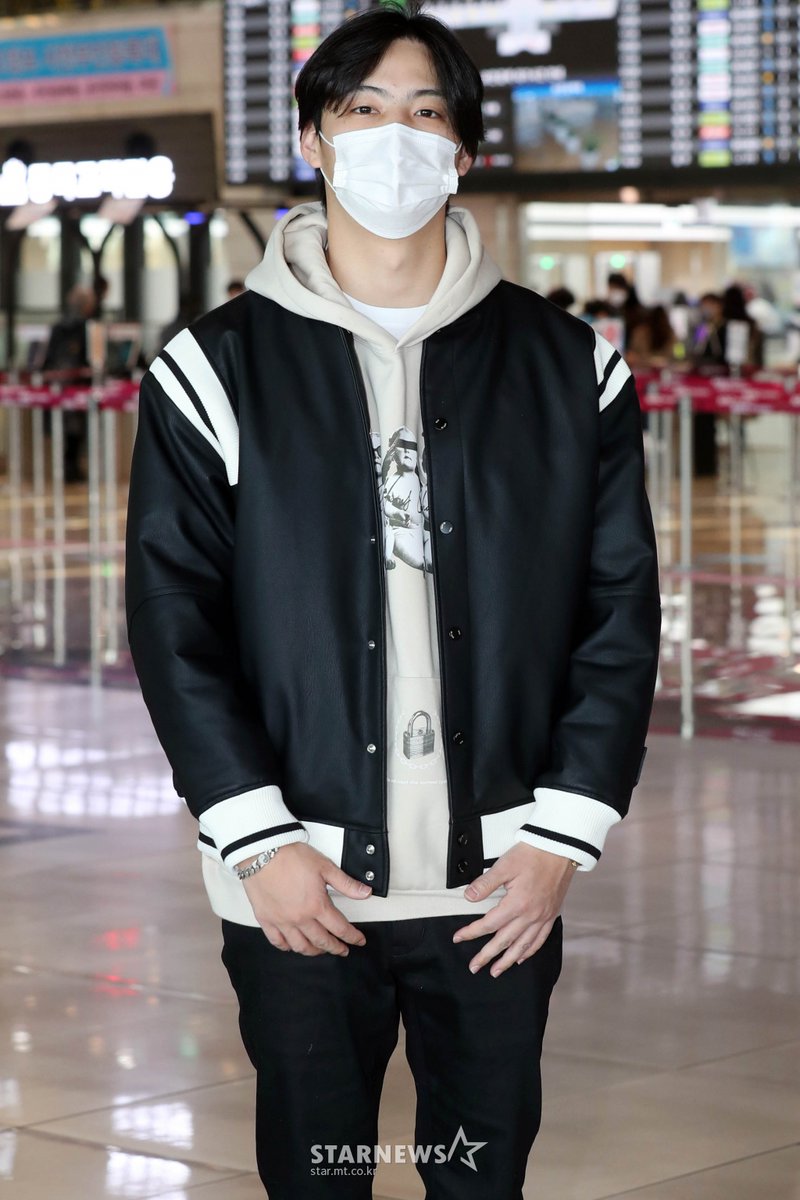 defdaily's tweet photo. [PIC] 211111 JAY B at Gimpo Airport, leaving for Jeju to attend Burberry event  

https://t.co/iIkPuvBVeZ
https://t.co/mJmbhA7dqb 

#JAYB #제이비 @jaybnow_hr https://t.co/Dy8o2yZxlB