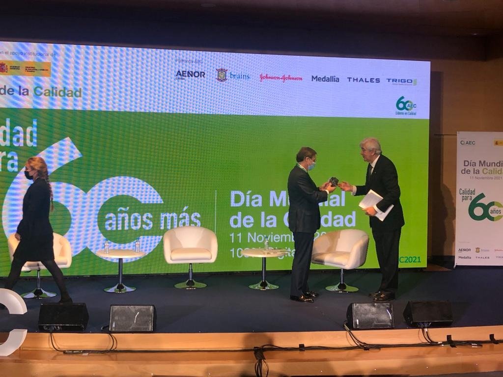 aec_es's tweet photo. #DMC2021 Ahora entregamos la segunda edición del #PremioAEC #LiderazgoDirectivo, que este año es para  D.Tomás Pascual Gómez-Cuétara, presidente @Pascual ¡ENHORABUENA! 
#liderazgo #reconocimiento https://t.co/VEpmGioK5e