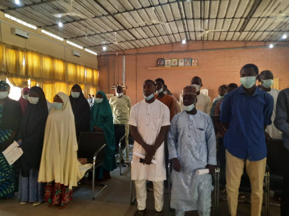CDDWestAfrica's tweet photo. ONGOING: CDD, with support from @USinNigeria, is orgainsing a one-day youth stakeholder meeting in #Borno state.
The aim is to establish local structures for #peacebuilding and reconciliation at the community level.
#sulhu #TransitionalJustice https://t.co/69JESSRVSt