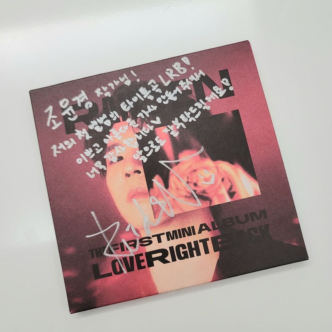 NCT__Indonesia's tweet photo. [💙❤️] 211111 cho_yk_cho Instagram Update dengan #TAEIL 🌕

Jo Yoon Kyung adalah penulis lagu 'Love Right Back'.

'Sangat menyenangkan mendengarkan suara Taeil di satu lagu yang dimana kombinasi dan chemistry 3 laki2 termasuk Lil Boi sangat cantik.#LoveRightBack❤️'

-c- https://t.co/HxeVyy8PMB