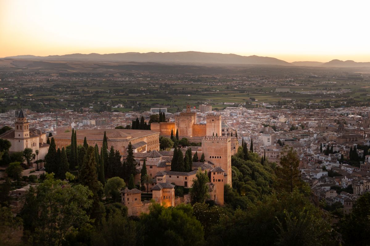 granadaturismo's tweet photo. ¿Preparando el puente de diciembre y sin entradas para la Alhambra?
Las cuatro modalidades de #granadacard incluyen la entrada a la Alhambra y aún queda disponibilidad:
- Granada card 72h
- Granada card 48h
- Granada card 24h
- Granada card Jardines
https://t.co/FLwL6DJCFd https://t.co/WT3NoEgqMU