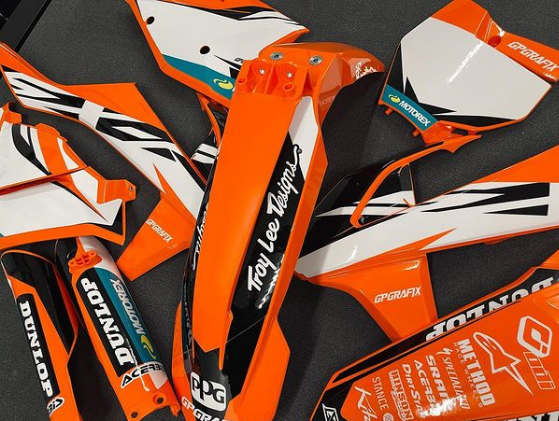 GP_Grafix's tweet photo. The KTM ‘OEM PLUS’ KIT (BLACK) 
All of our designs can be altered to fit any shape/year!😁

📞01249 446347
📧 sales@gpgrafix.com
🖥 https://t.co/ZKZLqUsg81

#gpgrafix #custom #graphics #mx #sx #motocross #supercross #customgraphics #custommxgraphics #mxgraphics #custommotocross https://t.co/3CpGaGNtCH