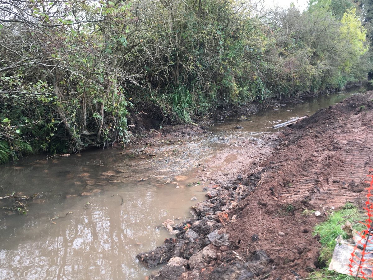 The first weir is out! <a href="/fishmigration/">World Fish Migration Day</a> <a href="/EnvAgencyMids/">Environment Agency Midlands</a>  <a href="/SolihullCouncil/">Solihull Council</a> habitats forming upstream straightaway!