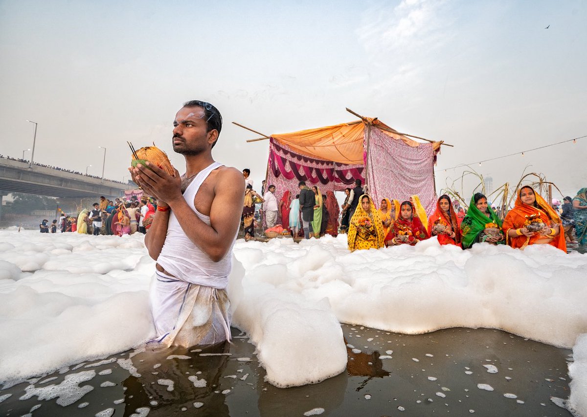 MadeInHimalayas's tweet photo. Devotion in a Spiritually alive but ecologically dead river.
.
For the first 250 miles (400km) of its life, starting in the lower Himalayas, the river glistens blue and teems with life. And then it reaches Delhi.
#sonyalphain @sonyalphain  #delhi #IncredibleIndia https://t.co/Q9WZXZMAJc