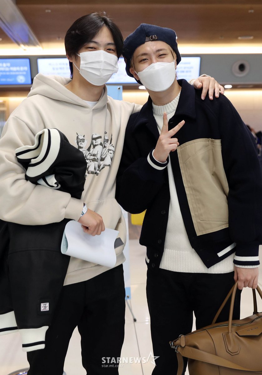 defdaily's tweet photo. @jaybnow_hr [PIC] 211111 JAY B and Youngjae met at Gimpo Airport

https://t.co/B5EYvxm91m
https://t.co/fEiw2TwiYg
https://t.co/EGI0YKcsFu 

#JAYB #제이비 @jaybnow_hr https://t.co/LL6kkU6rTz