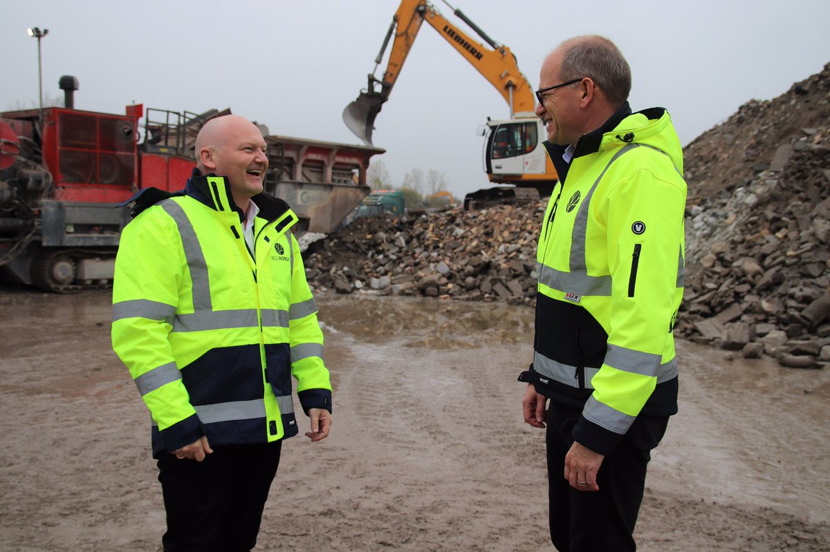 Lars Gaardhøj (@larsgaardhoj) on Twitter photo Regionsvalget handler også om miljø og klima ♻️ Jeg besøgte <a href="/NordicRgs/">RGS Nordic</a> for at se hvordan de renser jord og blive inspireret vdr. genanvendelse. Det skal vi gøre mere af både hvad angår råstoffer, men også affald fra hospitaler, som genanvendes for lidt. Det kan vi forbedre #dkpol Regionsvalget handler også om miljø og klima ♻️ Jeg besøgte <a href="/NordicRgs/">RGS Nordic</a> for at se hvordan de renser jord og blive inspireret vdr. genanvendelse. Det skal vi gøre mere af både hvad angår råstoffer, men også affald fra hospitaler, som genanvendes for lidt. Det kan vi forbedre #dkpol