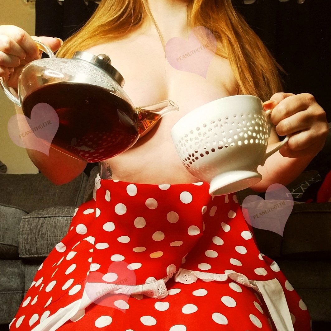 MilaSummers9's tweet photo. Who wants to come to my tea party? 😈🫖

#wife #admiremegirl #admiremegirls #admiremevip #admireme #tea #teapot https://t.co/JpysKMTQIp