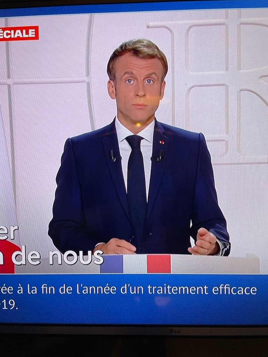 Inconforme75's tweet photo. 🇫🇷Macron ha dicho durante su alocución:
"Vacúnate para que puedas vivir libremente". Tantos valores con los que he crecido pisoteados con solo 1 frase. 
Ha inventado un nuevo concepto:  libertad bajo coacción. https://t.co/QOmDGu0mrg