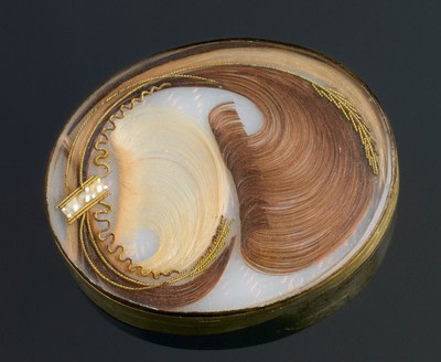 In the Victorian era, people wore jewellery made using hair to memorialise loved ones. In 1854, the novelist Wilkie Collins wrote that bracelets made of human hair were "in England one of the commonest ornaments of woman's wear" #FolkloreThursday [Img by Science Museum London]