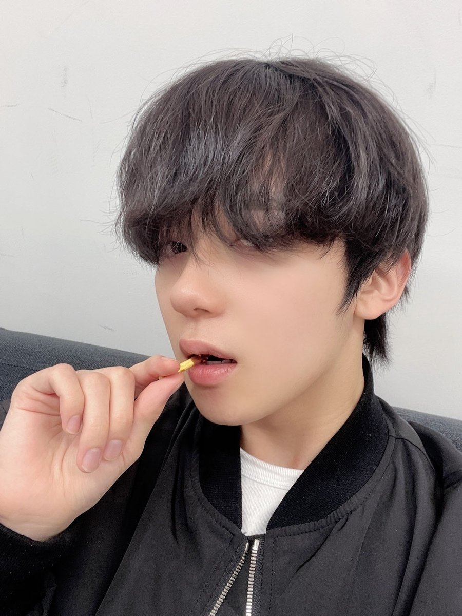 OmegaX_members's tweet photo. [#OX]

11월 11일 오메가엑스도 11명!! 포애기 빼빼로도 먹고 오엑스도 보구 행복하자❤❤

#OMEGA_X #오메가엑스 #예찬 https://t.co/XHCrCVLTeQ