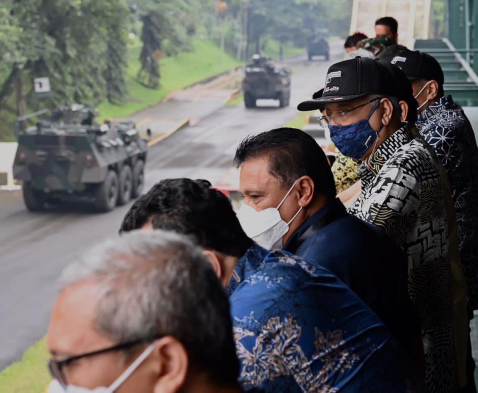 IsmailSabri60's tweet photo. Lawatan saya ke PT Pindad, pengeluar produk militari di Bandung disambut mesra oleh Menteri Pertahanan RI, Pak Prabowo Subianto. Turut bersama saya, YB Dato’ Seri Hishamuddin Tun Hussein, Menteri Pertahanan Malaysia dan Dato’ Seri Saifuddin Abdullah, Menteri Luar Negeri. https://t.co/uBuumVHa50