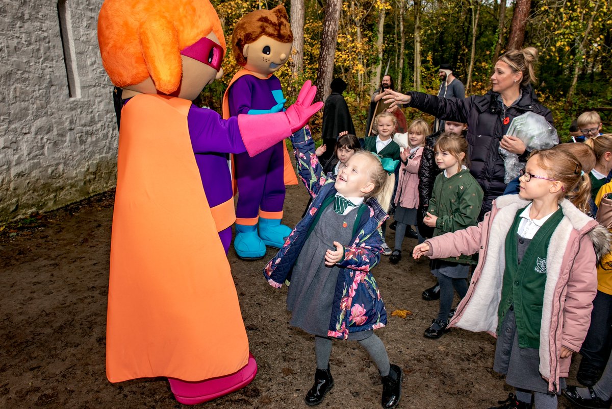 Seren A Sbarc - Siarter iaith (@serenasbarc) on Twitter photo Diolch yn fawr i @yggllwyncelyn am ddod i gwrdd â ni ddoe yn <a href="/StFagans_Museum/">Sain Ffagan | St Fagans</a> i ddathlu ein llyfr newydd!!
Mae 'na chwe chopi ar eu ffordd i bob ysgol gynradd yng Nghymru. #siarteriaith Diolch yn fawr i @yggllwyncelyn am ddod i gwrdd â ni ddoe yn <a href="/StFagans_Museum/">Sain Ffagan | St Fagans</a> i ddathlu ein llyfr newydd!!
Mae 'na chwe chopi ar eu ffordd i bob ysgol gynradd yng Nghymru. #siarteriaith