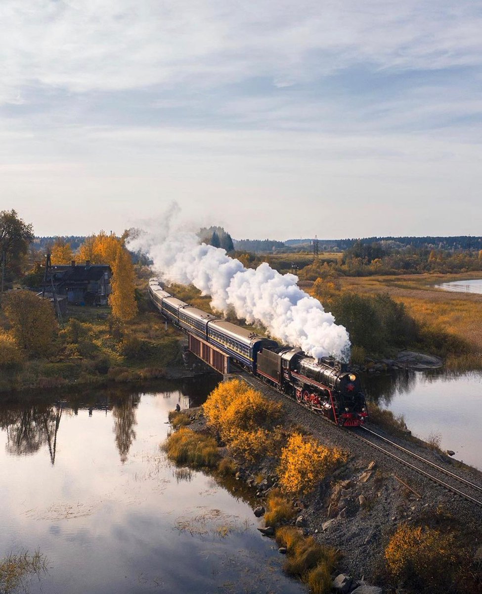 rbth_fr's tweet photo. Le #RouskealaExpress est un train à vapeur qui relie le parc du même nom et la ville de #Sortavala. Ses fenêtres offrent une vue imprenable sur la beauté de la #Carélie ! 📷andrewbazanov\instagram #russie #nature #chemindefer #trains https://t.co/Da3UsizIdV