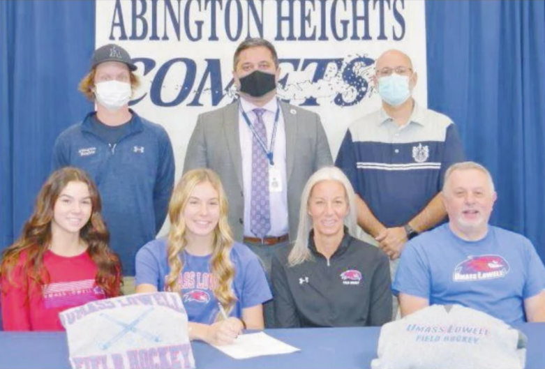 Ben_Magnotta's tweet photo. ATHLETIC SIGNING

Claire Evans, Field Hockey
University of Massachusetts Lowell 
@RiverHawkFH @RiverHawkNation @CometsAH 

Congratulations to Claire and the Evans family! https://t.co/7hys9mw0GB
