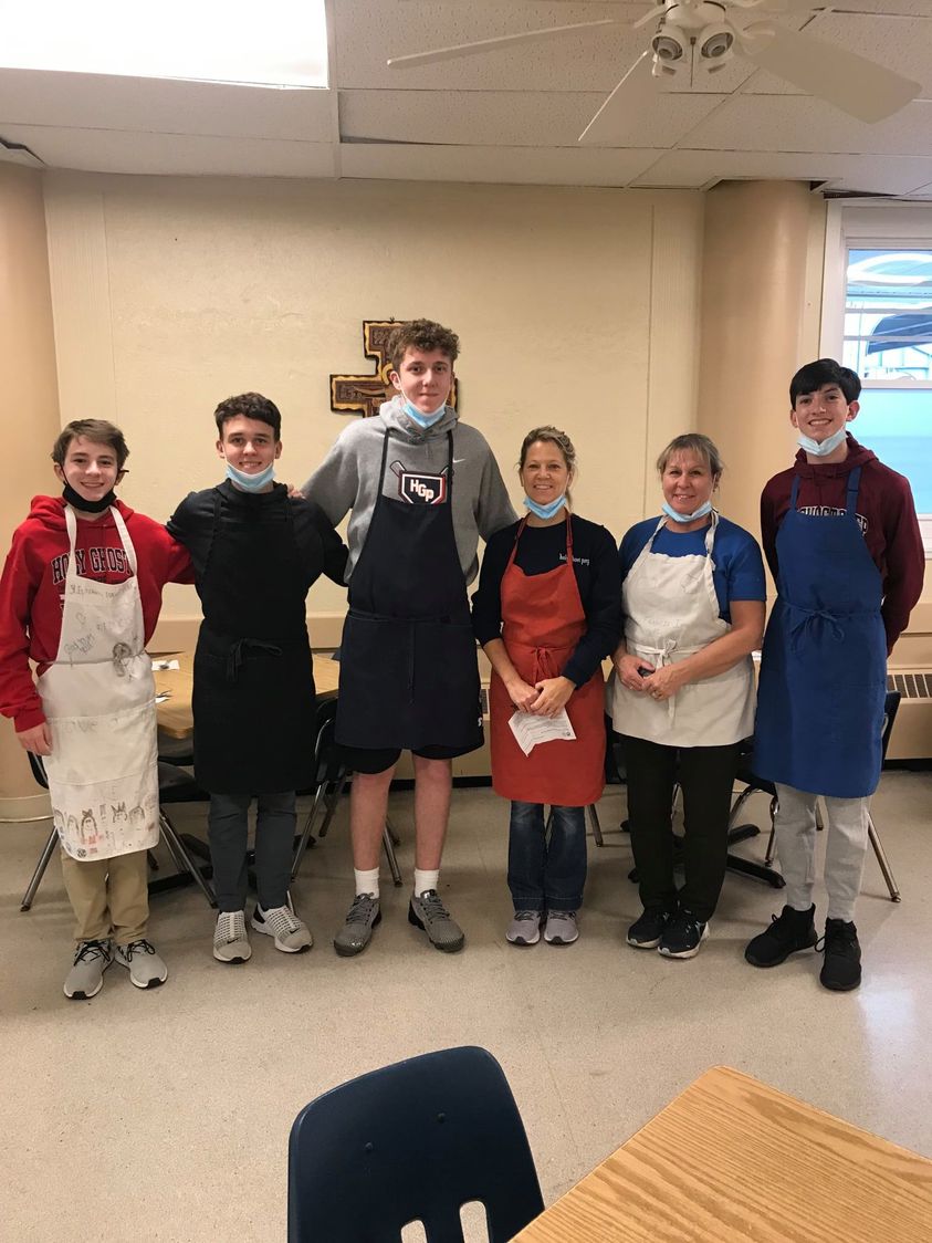 HolyGhostPrep's tweet photo. A group of four current @HolyGhostPrep students (AJ Olczak, Braden Wetzler, Carter Beaver, and Shane Reilly) joined HGP employees Christine Rittenmeyer and Ann Bushek in serving dinners at @St_Francis_Inn earlier this week. #ThinkService #ThinkGhost https://t.co/d9XpKJDfnm