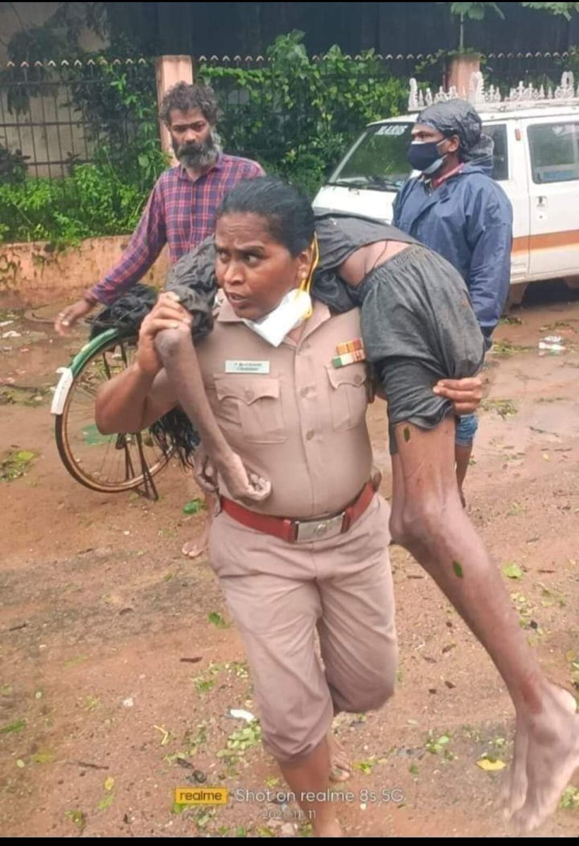 Takshasuchindra's tweet photo. ಇದು ಸಿನಿಮಾ ಶೂಟಿಂಗೂ ಅಲ್ಲ ಮತ್ತೆ
ಈಕೆ  ಕೋಮು ವಿಷ ಬೀಜ ಬಿತ್ತಿ ಪದ್ಮಶ್ರೀ ಪಡೆದ ನಕಲಿ ಜಾನ್ಸಿ ರಾಣಿಯೂ ಅಲ್ಲ..

ಚೆನ್ನೈ ಪ್ರವಾಹದ ಸಮಯದಲ್ಲಿ ಪ್ರಜ್ಞಾಹೀನ ಸ್ಥಿತಿಯಲ್ಲಿದ್ದ ವ್ಯಕ್ತಿಯನ್ನು ಸುರಕ್ಷಿತ ಸ್ಥಳಕ್ಕೆ ಸಾಗಿಸುತ್ತಿರುವ ಇನ್ಸ್ಪೆಕ್ಟರ್ ರಾಜೇಶ್ವರಿ..🙏
❤️❤️❤️ https://t.co/Ips4geMTZ8