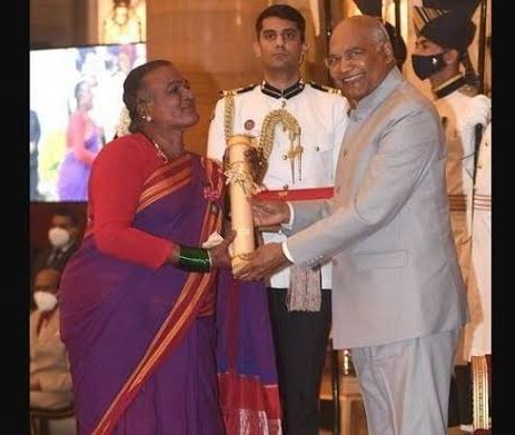 CellDduc's tweet photo. Abandoned at a tender age of 15, @ManjammaJogathi battled past severe challenges in her life to become the first transgender to be honoured with the #PadmaShri award. Her journey sends out the message of the importance of #inclusivity in a society.
#PadmaAwards 
@ArpitPradhan20 https://t.co/UvUJhtgrLa