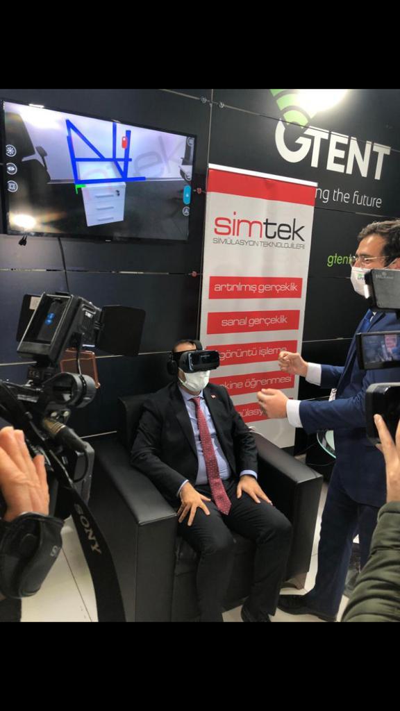 5Gtent's tweet photo. Sanayi Ve Teknoloji Bakan Yardımcısı Mehmet Fatih Kacır  standımızı ziyaret etti.VR gözlüklerle #GTENT #5G hızını deneyimledi. @TCSanayi @ilyas_kayaduman @ibagoren @GUNERIDURMUS1 @tubitak @htkkumelenmesi @dijital @ostimosb @mobilefestnet https://t.co/h6fuHkCVCx