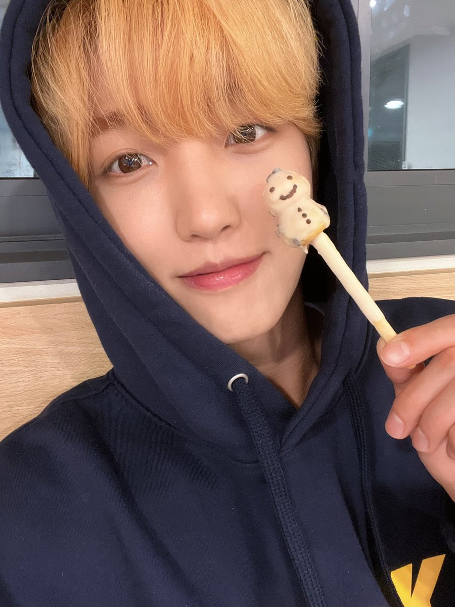 UP10TION's tweet photo. 눈사람 빼빼로⛄️

#업텐션 #UP10TION #선율 #SUNYOUL https://t.co/XmwptCFYED