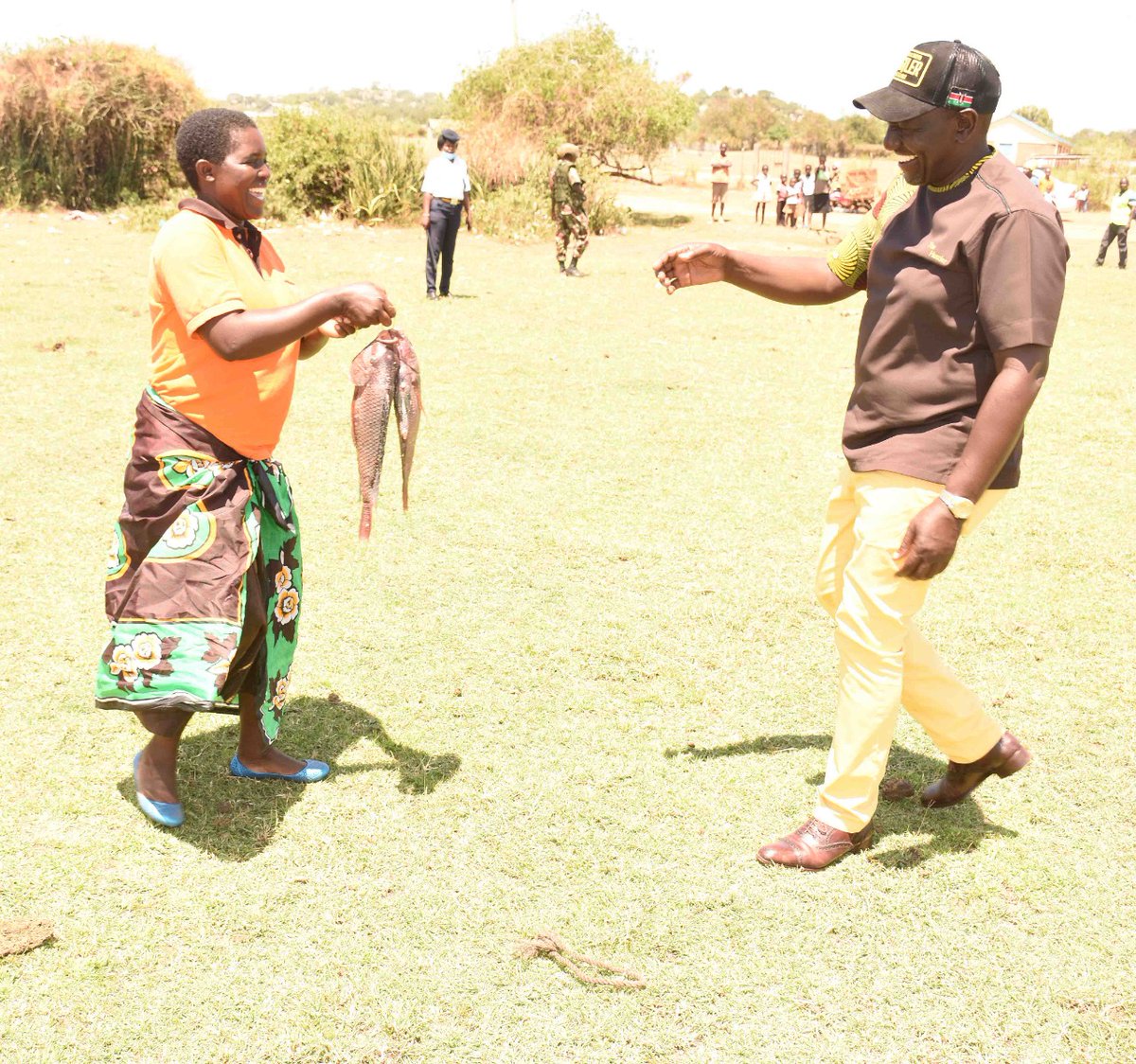 WilliamsRuto's tweet photo. I met my friend, Janet Adhiambo Ondigo, who served me tea three years ago in Muhuru Bay, Migori County. Since she could not prepare for me tea today, she gave me fish to take to @MamaRachelRuto. I graciously accepted her request to support her construct a new house for the family https://t.co/jC3WVF70bS