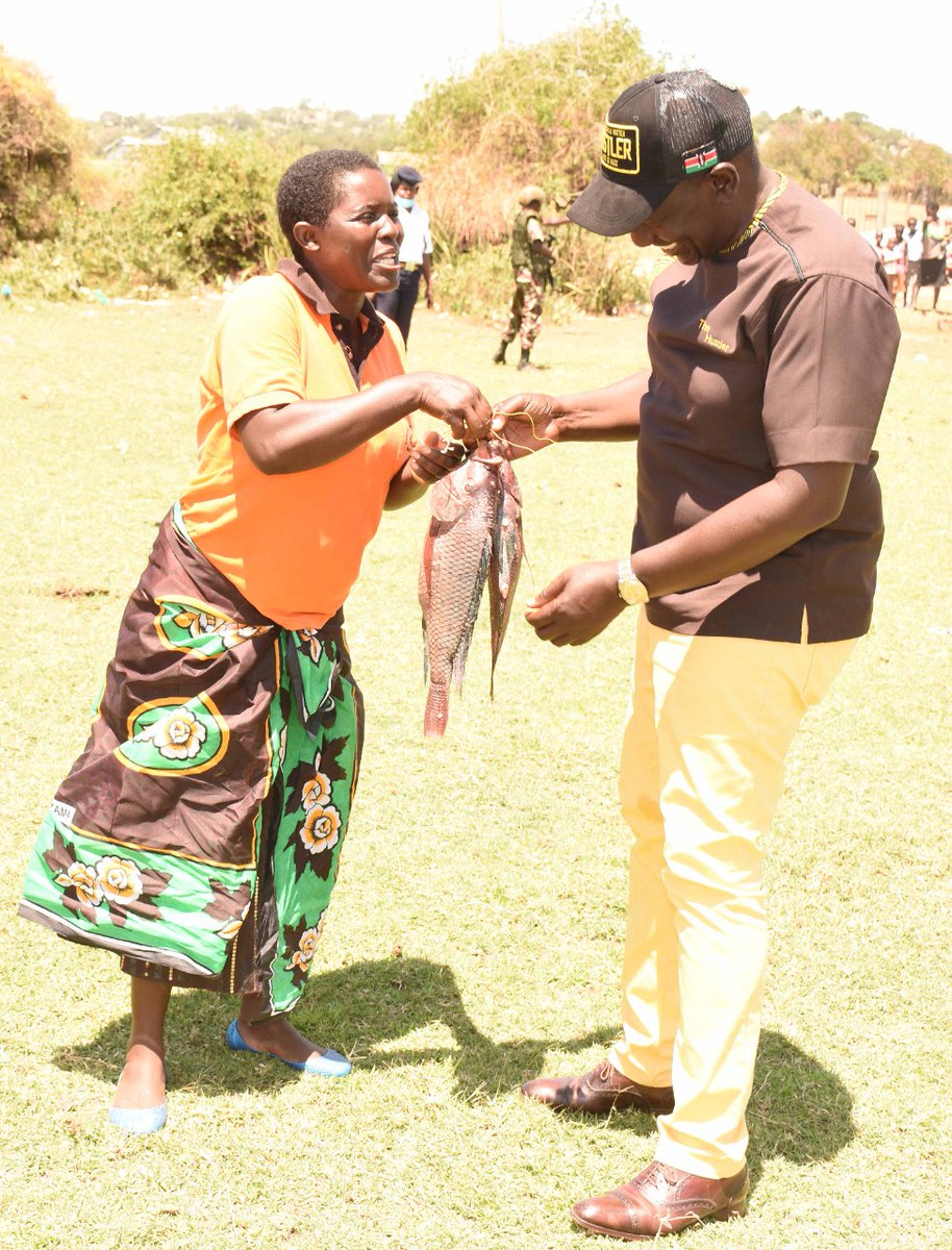 WilliamsRuto's tweet photo. I met my friend, Janet Adhiambo Ondigo, who served me tea three years ago in Muhuru Bay, Migori County. Since she could not prepare for me tea today, she gave me fish to take to @MamaRachelRuto. I graciously accepted her request to support her construct a new house for the family https://t.co/jC3WVF70bS