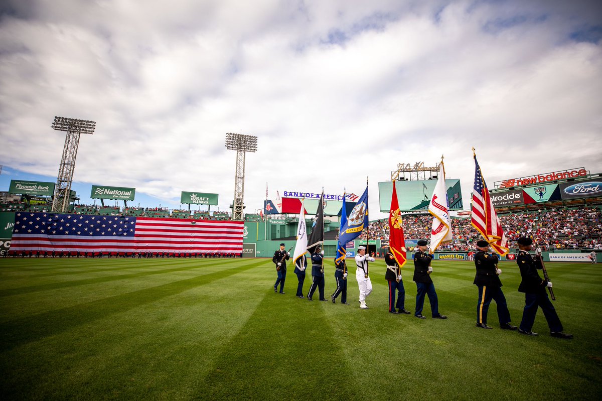 RedSox's tweet photo. Today, and every day, we thank the brave men and women who have served our country. 🇺🇸

We are forever grateful. #VeteransDay https://t.co/qRDDbsuuou