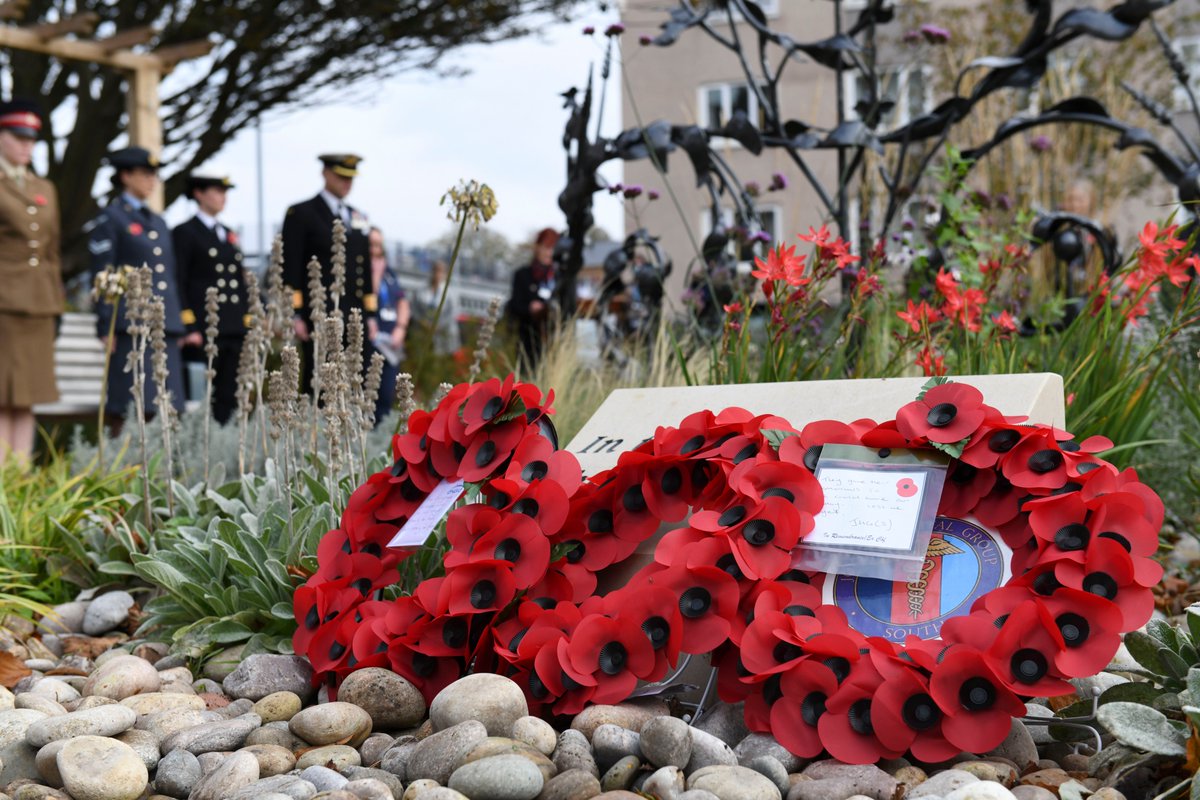 To mark Armistice Day, colleagues observed a two minute silence and wreaths were laid in the Garden of Life.

#WeWillRememberThem #lestweforget2021

Read more on our website porthosp.nhs.uk/news/phu-marks…