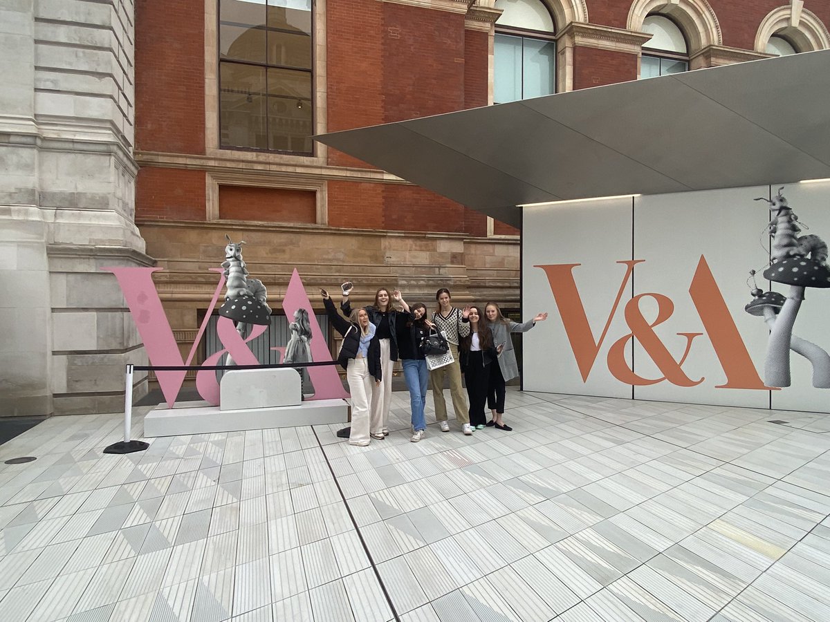 FashionPc's tweet photo. Whistlestop tour of the V&amp;A. Bag and leather exhibition plus a tour of many other exhibitions. https://t.co/07BeyY6Wsa
