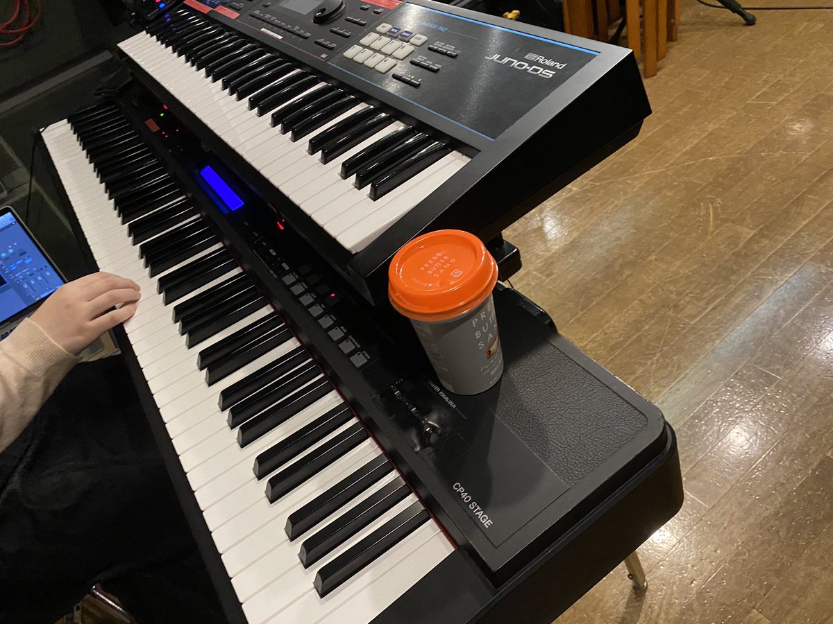 TRIPLET_JAPAN's tweet photo. TRIPLETスタジオでした。今日はベースの日ですね！

今、レコーディングもミックスも終えた音源が3曲ありまして、もう少し曲数増えたらアルバムとして公開したいと思います。是非お楽しみに！ https://t.co/QGegXxiSRb