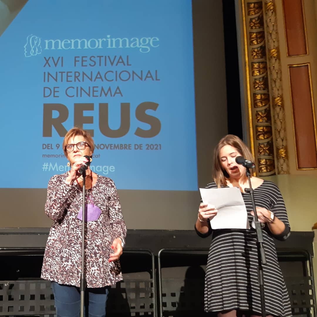 oscarsubirats's tweet photo. Ahir vaig poder fer la salutació  al #memorijove, secció del #memorimage dedicads als més joves. Després de la exhibició del documental, es va produir un debat interessant entre els i les estudiants al voltant de la igualtat i la invisibilitat de les dones escriptores exilades. https://t.co/eWZTyqKpl7