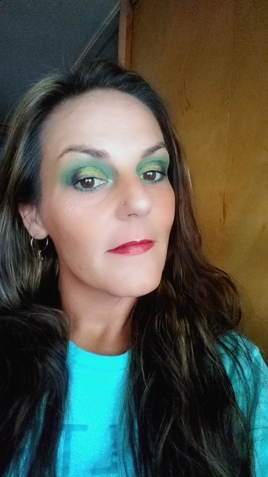 mariecasey216's tweet photo. Green, gold ☺️ @elfcosmetics @doll10beauty @PIXIBeauty @MDGLOWCosmetics @revlon @nanacocobeauty @OFRACosmetics @LAColorsusa @NYXCosmetics @BenefitBeauty @Joah_beauty https://t.co/0egnEm7rTU