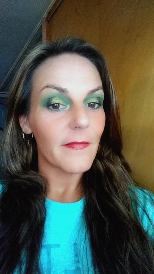 mariecasey216's tweet photo. Green, gold ☺️ @elfcosmetics @doll10beauty @PIXIBeauty @MDGLOWCosmetics @revlon @nanacocobeauty @OFRACosmetics @LAColorsusa @NYXCosmetics @BenefitBeauty @Joah_beauty https://t.co/0egnEm7rTU