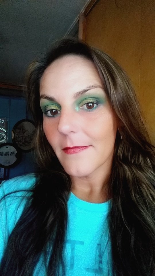 mariecasey216's tweet photo. Green, gold ☺️ @elfcosmetics @doll10beauty @PIXIBeauty @MDGLOWCosmetics @revlon @nanacocobeauty @OFRACosmetics @LAColorsusa @NYXCosmetics @BenefitBeauty @Joah_beauty https://t.co/0egnEm7rTU