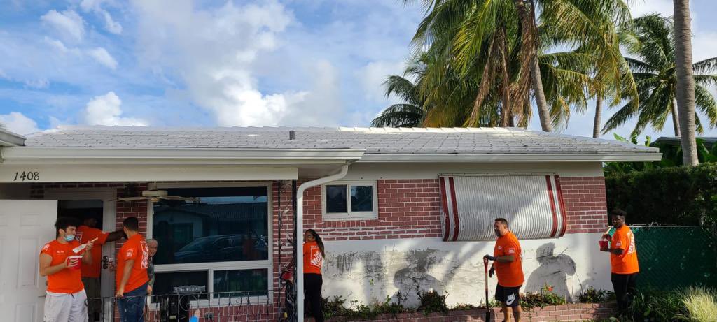 Today we the @HomeDepotFound salute or #vets as hundreds of #teamdepot associates pull up our selves and renovate their home - making it a safer and more beautiful home. #D266 @District266 representing the south Florida region … #happyvets #happyassociates