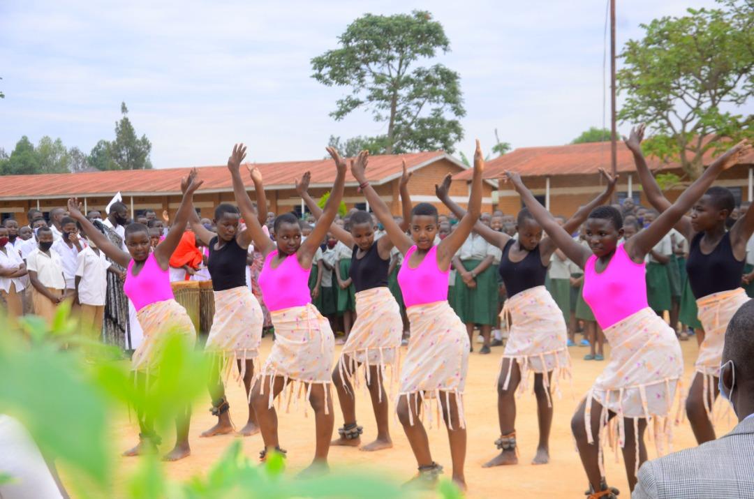 SectorKigali1's tweet photo. Uyu munsi,Mu bigo by'amashuri GS Kigali na GS Karama habereye umuhango wo kwinjiza intore mu zindi  (Kwakira Abanyeshuri bashya).Ni mu rwego rwo gukomeza guteza imbere ibikorwa by'Itorero mu mashuri, Himakazwa indangagaciro zikwiriye umunyeshuri mwiza
@Unity_MemoryRw 
@Nyarugenge https://t.co/TIthTtlCfQ