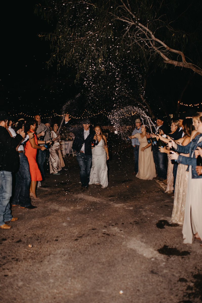 hannahmruyle's tweet photo. When the venue has a no sparkler/confetti exit policy 

ig @westmoonphotography https://t.co/hyAXKhofmF