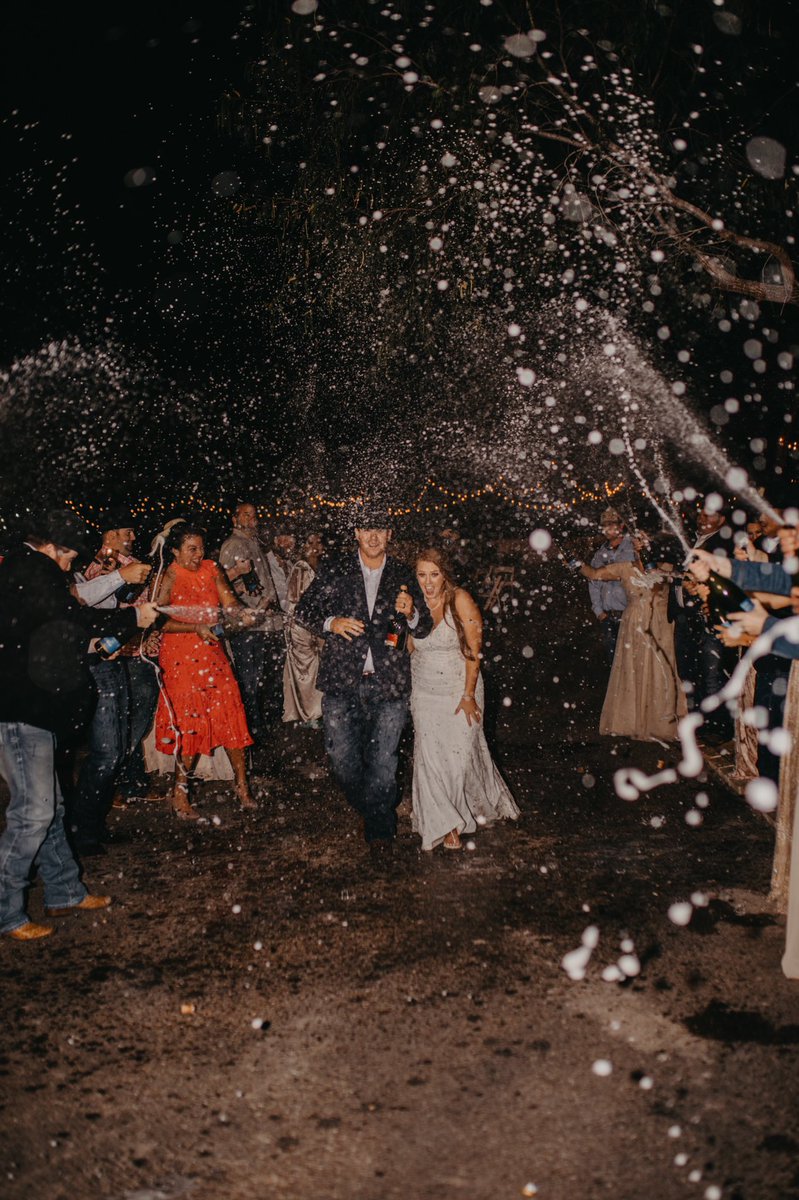 hannahmruyle's tweet photo. When the venue has a no sparkler/confetti exit policy 

ig @westmoonphotography https://t.co/hyAXKhofmF