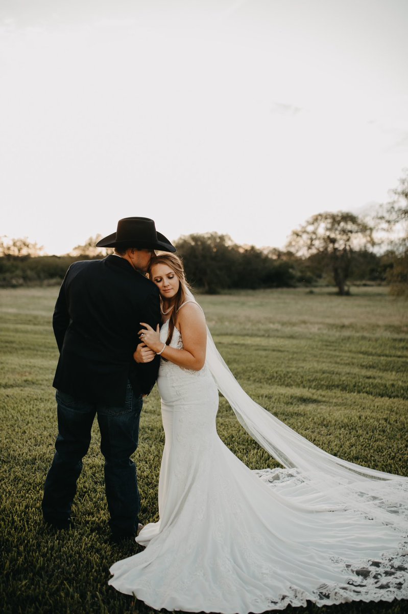 hannahmruyle's tweet photo. When the venue has a no sparkler/confetti exit policy 

ig @westmoonphotography https://t.co/hyAXKhofmF