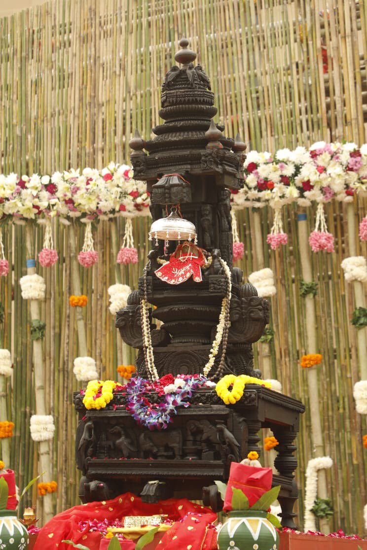 M_Lekhi's tweet photo. माँ अन्नपूर्णा देवी की मूर्ति वाराणसी में उनके उपयुक्त स्थान पर वापस लाई गई।
यह प्रधानमंत्री @NarendraModi जी के प्रयासों का ही फल है। काशी के सेवक ने काशी नगरी के प्रति देवी देवताओं के प्रति अपने कर्तव्य को पूर्ण निष्ठा से पूर्ण किया। प्रधानमंत्री श्री @narendramodi जी का आभार🙏 https://t.co/hvgKgi88gr