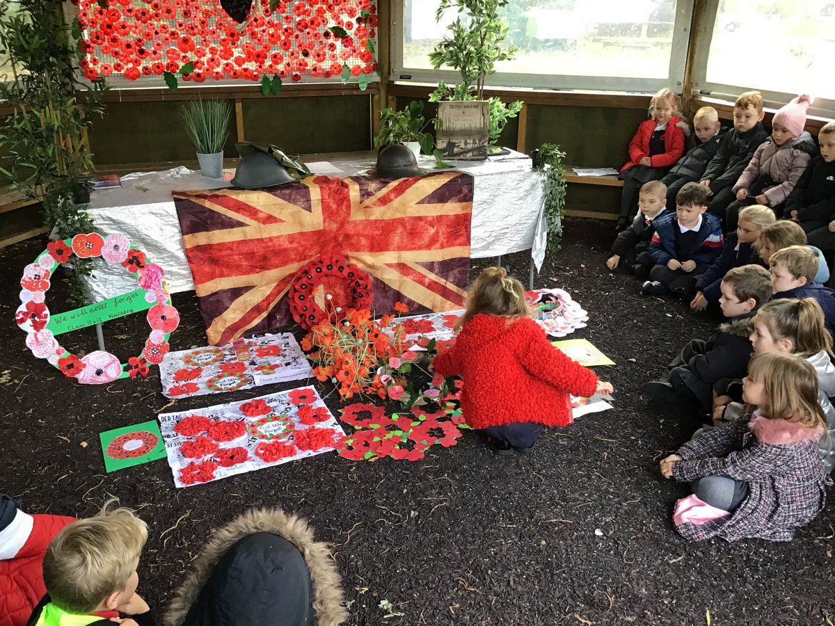 easterside_a's tweet photo. Class 9 laying their remembrance wreath and listening to The Last Post #EastersideEnrichment #EastersideHistory #EastersideValues #EastersideRespect https://t.co/8E98Y6fAxt
