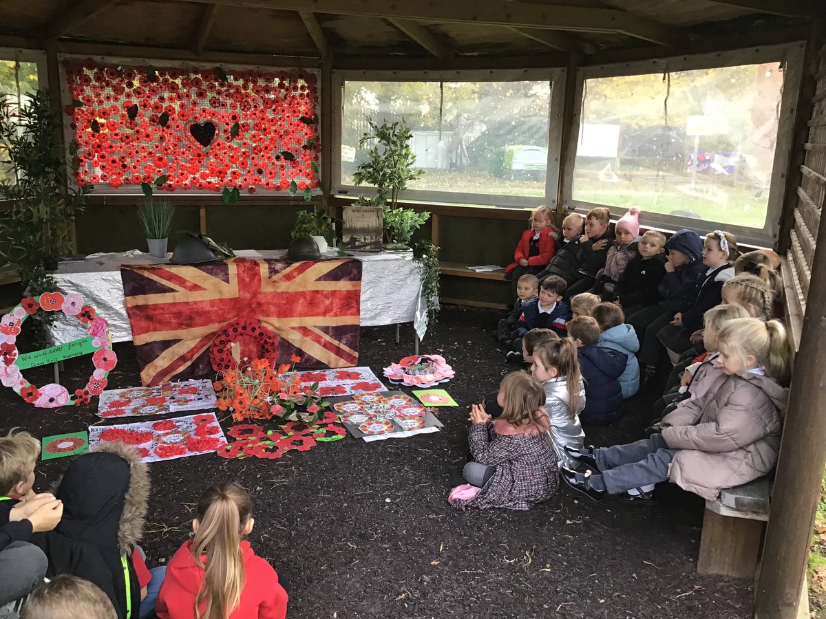 easterside_a's tweet photo. Class 9 laying their remembrance wreath and listening to The Last Post #EastersideEnrichment #EastersideHistory #EastersideValues #EastersideRespect https://t.co/8E98Y6fAxt