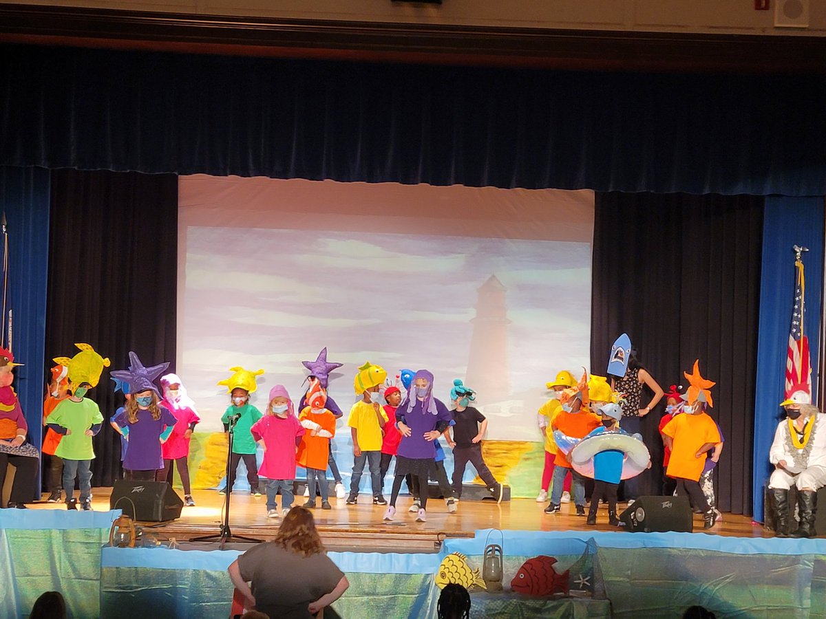 JeffMGuerin's tweet photo. Way to go @ArtsTcm.  Our Kindergarten did a great job putting on #BabyBeluga
#KindergartenMusical #TCMSOARS @LCSEDU https://t.co/kuruAXqUvE