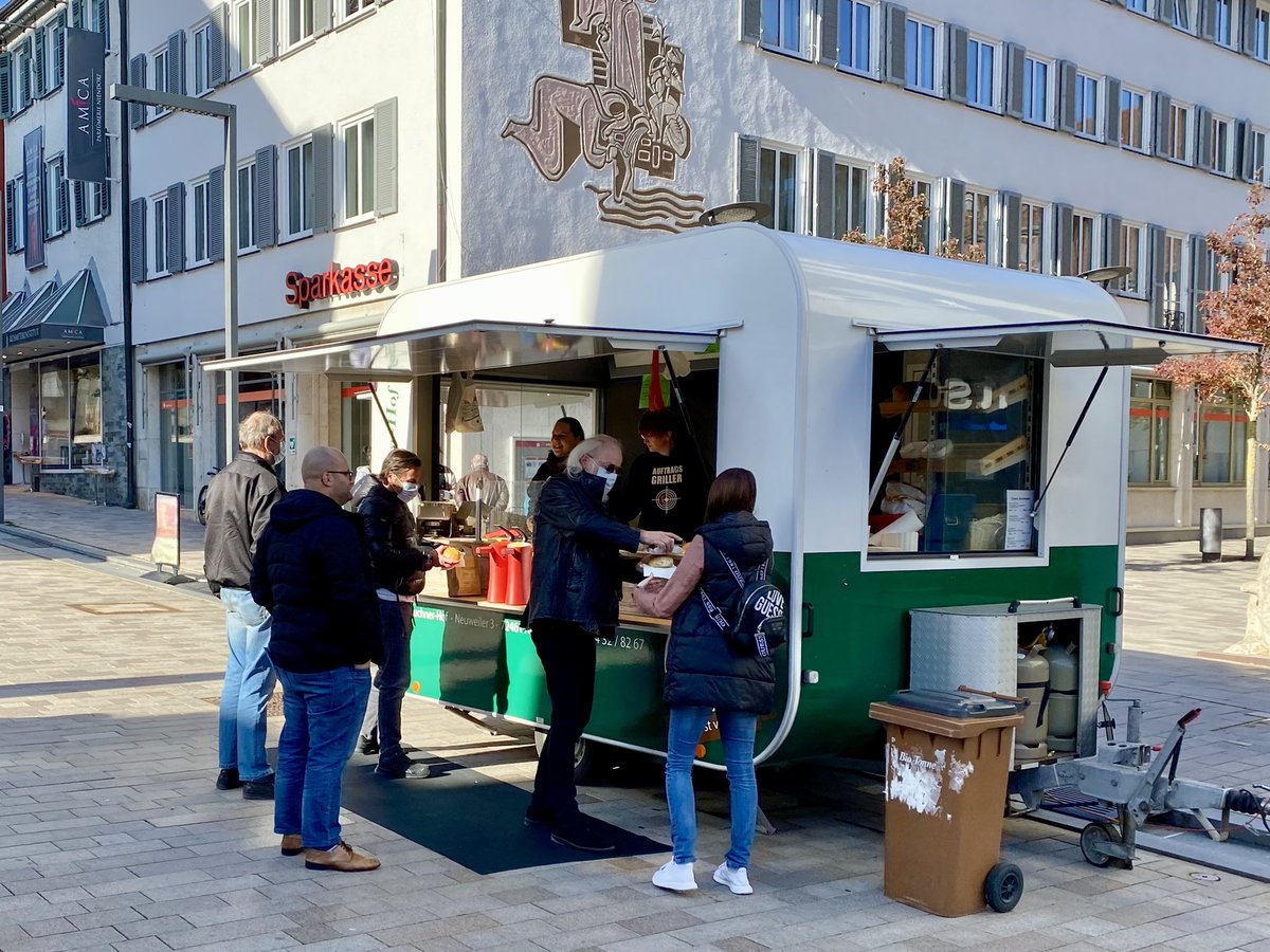hoomygumb's tweet image. Currywurst-Lunch am Imbiss Buchnerhof auf dem Marktplatz in Albstadt-Ebingen 😋