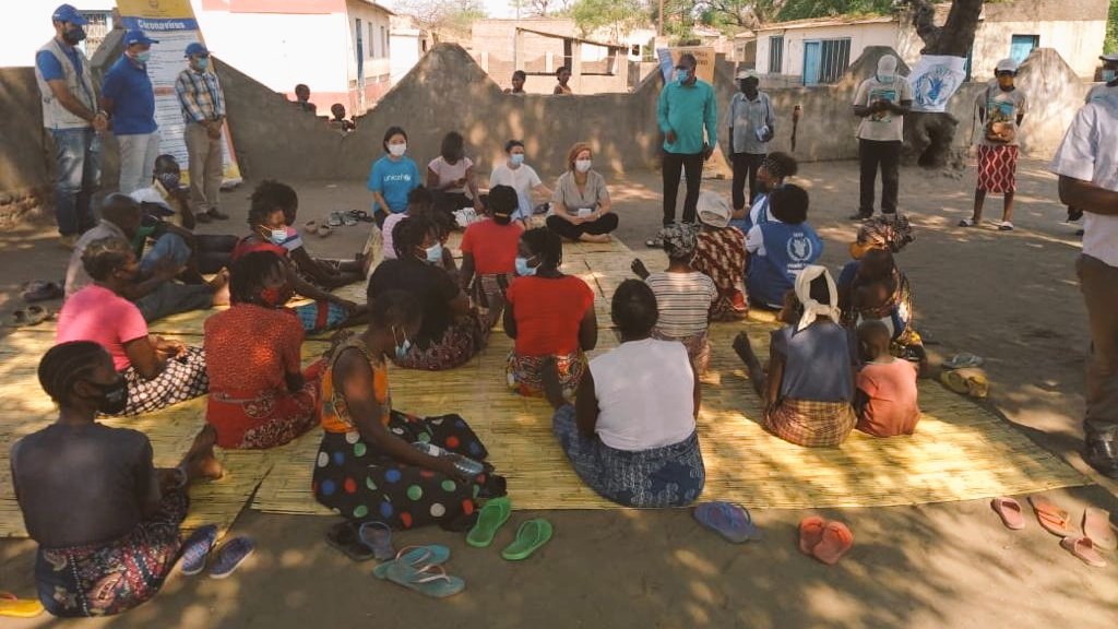 Alta-comissária do <a href="/CanHCMozambique/">Canada in Mozambique, Angola, and Eswatini</a> em conjunto com o UNICEF e <a href="/wfp_mozambique/">WFP Mozambique</a> interagem com os beneficiários em Moatize (Tete) das transferências monetárias para ajudar a mitigar o impacto sócio-económico da COVID-19, no âmbito do Programa “PASD-PE Resposta a #COVID19".